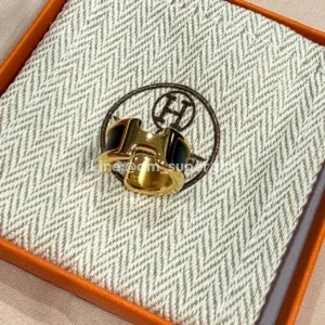 Hermes ear cuff สีดำทอง